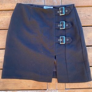 BUCKLE SLITTED MINI SKIRT